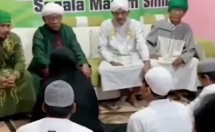 Viral pengajian diduga aliran sesat. Viral pengajian diduga aliran sesat.