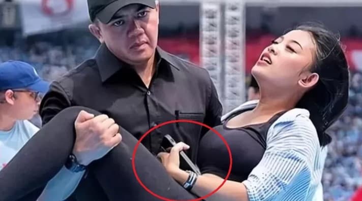 Viral cewek pingsan digendong Mayor Teddy saat acara kampanye akbar paslon 02 di GBK. Viral cewek pingsan digendong Mayor Teddy saat acara kampanye akbar paslon 02 di GBK.