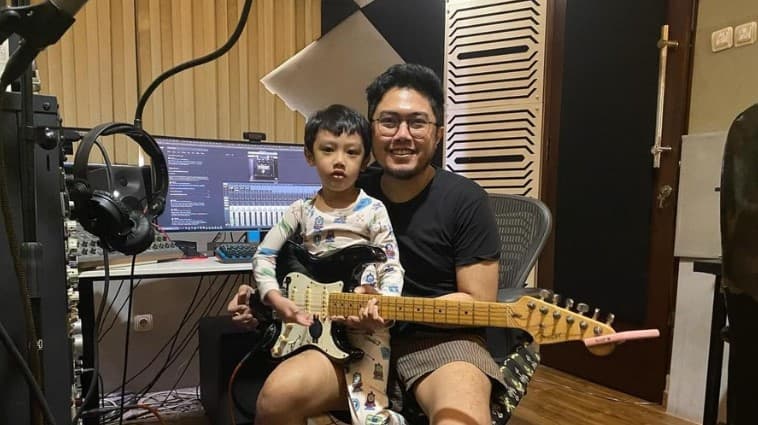 DJ Angger Dimas dan almarhum putranya, Dante. DJ Angger Dimas dan almarhum putranya, Dante.