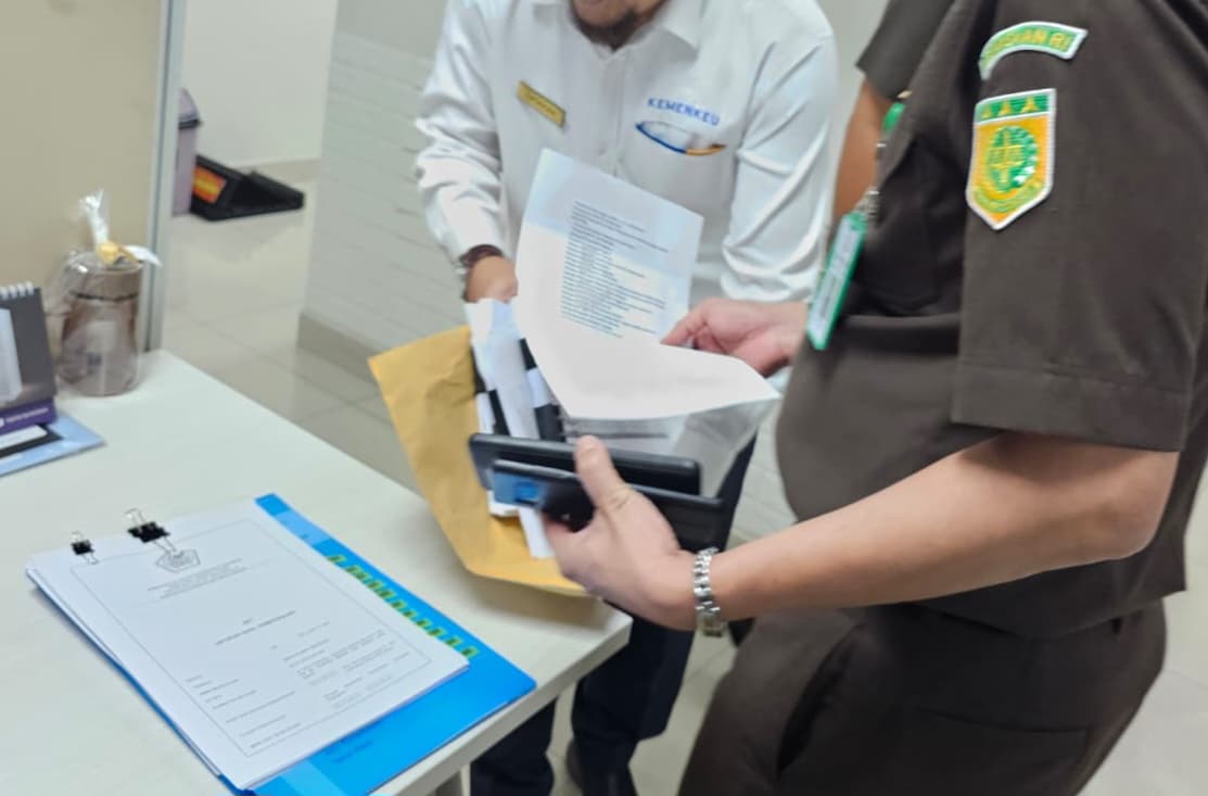 Penyidik Kejati Sumsel melakukan penggeledahan di Jawa Barat (Foto: Kejaksaan) Penyidik Kejati Sumsel melakukan penggeledahan di Jawa Barat (Foto: Kejaksaan)
