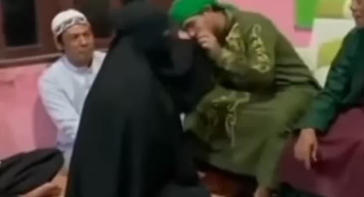 Viral sosok Kyai Fahmi yang diduga pimpinan aliran sesat ajak bertukar pasangan di Blitar. Viral sosok Kyai Fahmi yang diduga pimpinan aliran sesat ajak bertukar pasangan di Blitar.