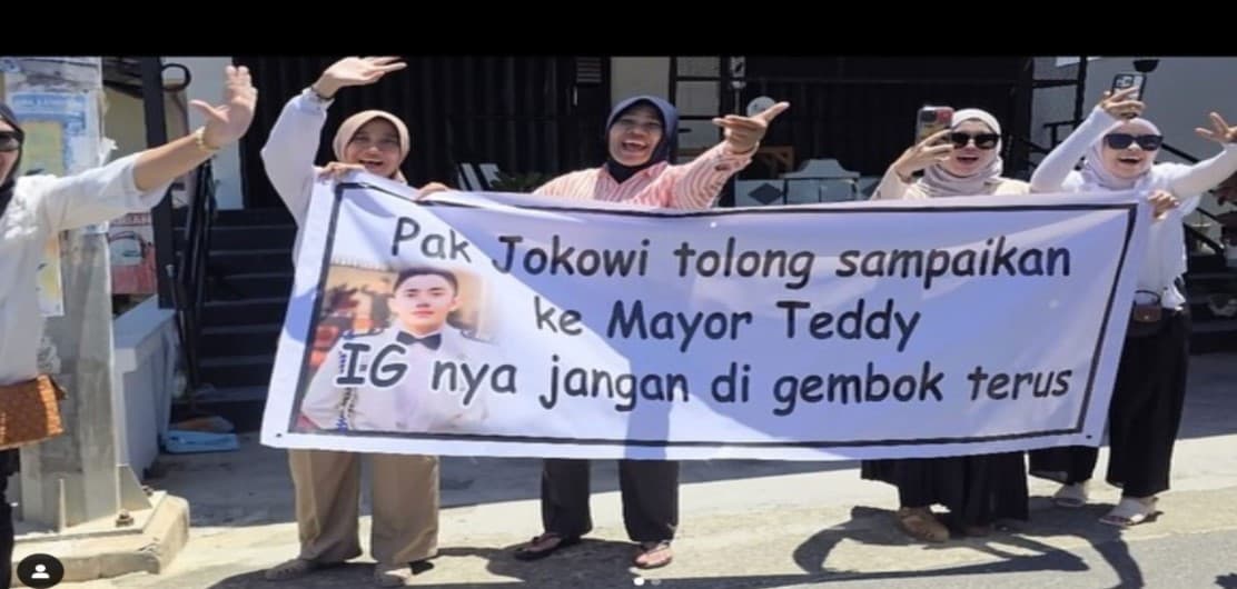 Viral aksi emak-emak ngadu ke Jokowi soal IG Mayor Teddy. (Foto: Instagram) Viral aksi emak-emak ngadu ke Jokowi soal IG Mayor Teddy. (Foto: Instagram)