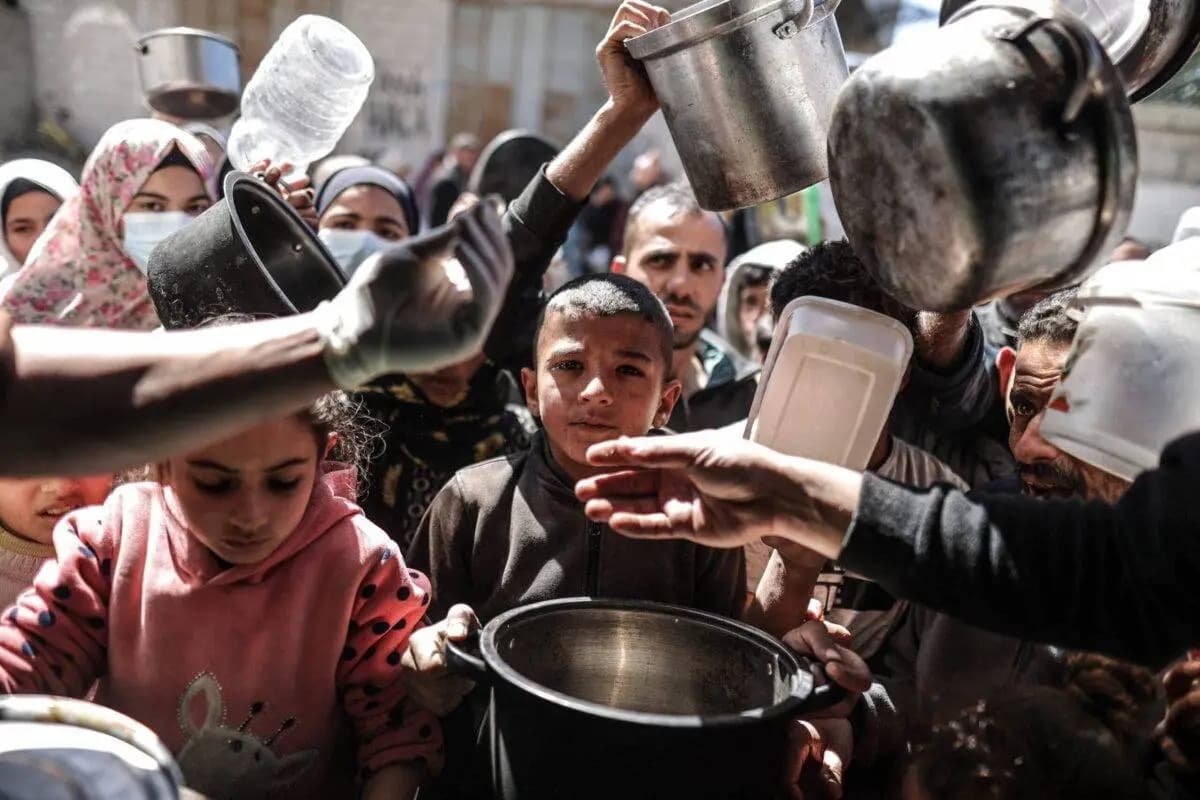 Warga Gaza Antri Bantuan Makanan (Foto: Anadolu Agency) Warga Gaza Antri Bantuan Makanan (Foto: Anadolu Agency)