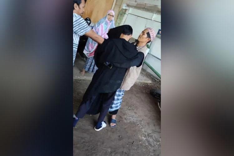 Pria bercadar diamankan pengurus masjid karena berbaur dengan jamaah perempuan (Foto:Istimewa) Pria bercadar diamankan pengurus masjid karena berbaur dengan jamaah perempuan (Foto:Istimewa)