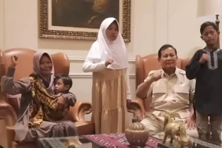 2 Bocah Pemulung Korban Perundungan yang Viral Ditemui Prabowo Subianto. 2 Bocah Pemulung Korban Perundungan yang Viral Ditemui Prabowo Subianto.