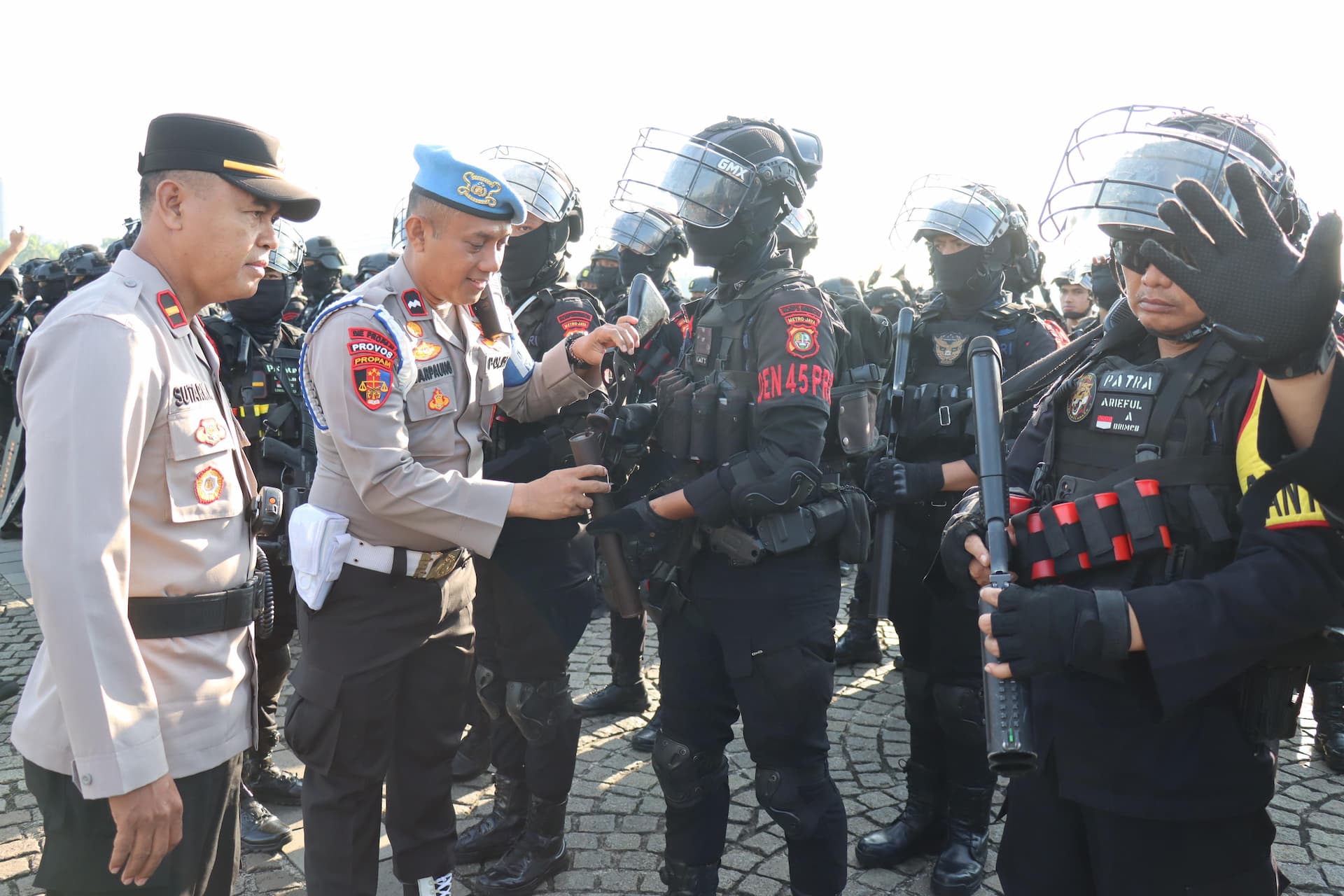 Pengecekan anggota yang amankan sidang Perselisihan Hasil Pemilihan Umum (PHPU) di MK (Foto: Istimewa) Pengecekan anggota yang amankan sidang Perselisihan Hasil Pemilihan Umum (PHPU) di MK (Foto: Istimewa)