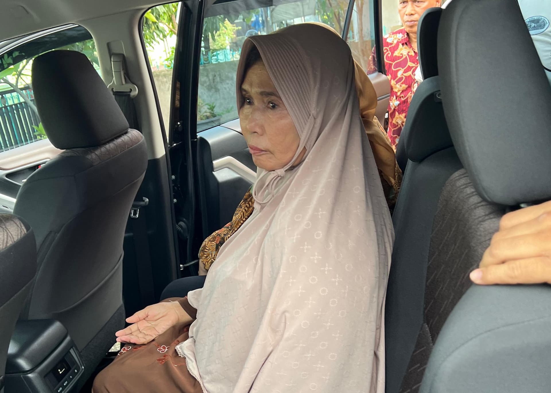 Kejaksaan menangkap buronan korupsi program penanggulangan kemiskinan Pekanbaru, Hayati Gani (Foto: Kejaksaan) Kejaksaan menangkap buronan korupsi program penanggulangan kemiskinan Pekanbaru, Hayati Gani (Foto: Kejaksaan)