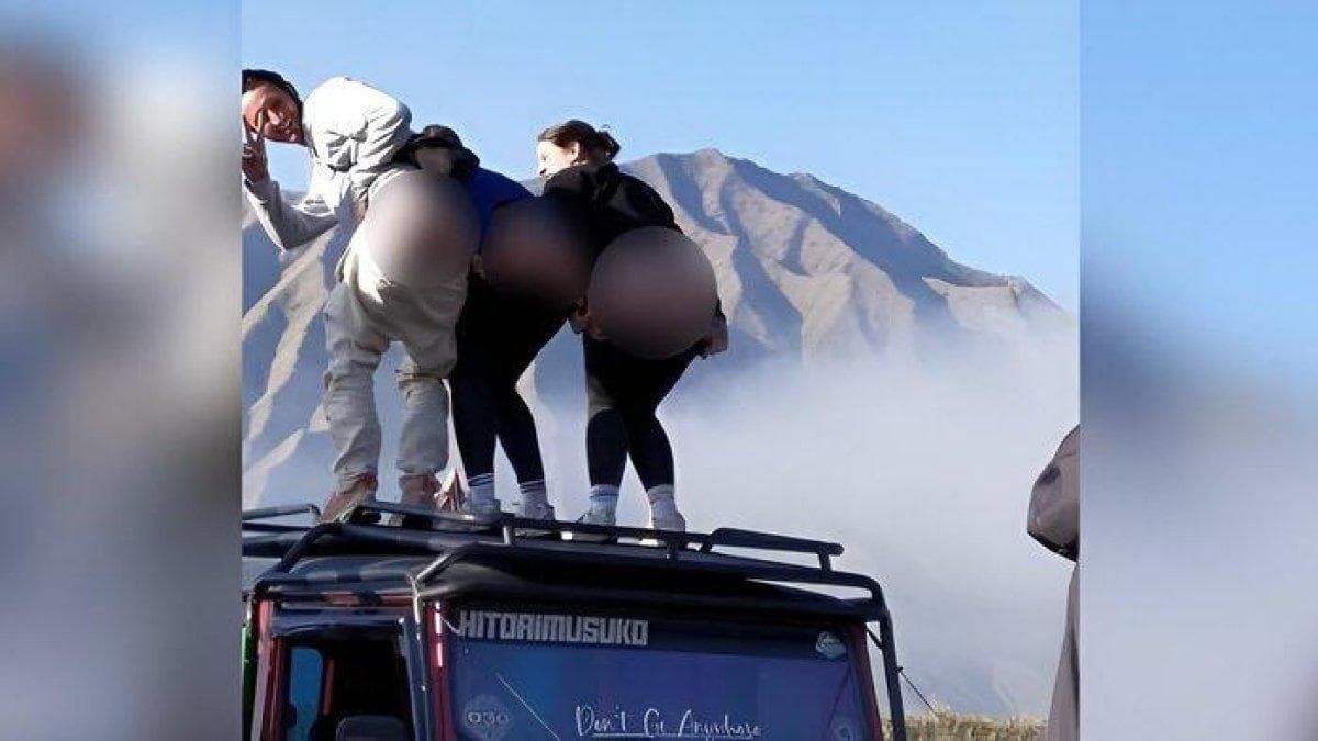 3 WNA Berpose Tak Senonoh di Gunung Bromo (Foto:Istimewa) 3 WNA Berpose Tak Senonoh di Gunung Bromo (Foto:Istimewa)