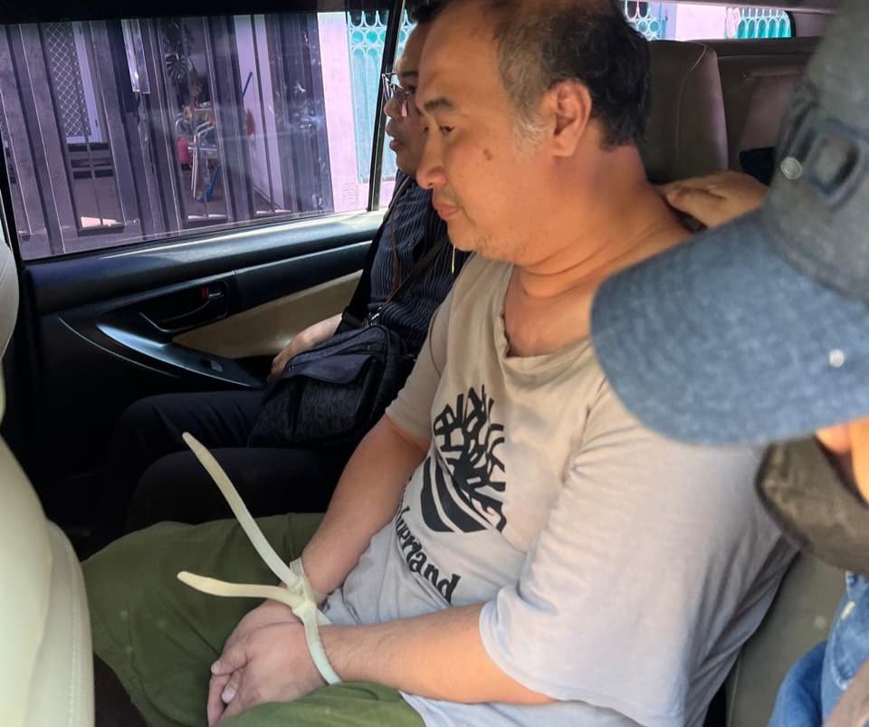 Satgas SIRI Kejaksaan Agung menangkap David Setiadi, buronan kasus pemalsuan di Surabaya, Jawa Timur (Foto: Kejaksaan) Satgas SIRI Kejaksaan Agung menangkap David Setiadi, buronan kasus pemalsuan di Surabaya, Jawa Timur (Foto: Kejaksaan)