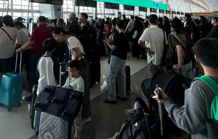 Viral Sistem Imigrasi Bandara Soetta Down, Penumpang Menumpuk hingga Antre Sampai 4 Jam. (Foto: Akun X/@jesswjk) Viral Sistem Imigrasi Bandara Soetta Down, Penumpang Menumpuk hingga Antre Sampai 4 Jam. (Foto: Akun X/@jesswjk)
