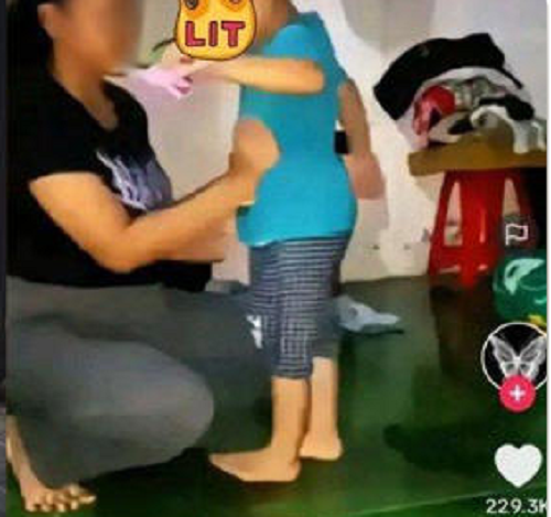 Viral Ibu Diduga Cabuli Anak Laki-lakinya (Foto:Istimewa) Viral Ibu Diduga Cabuli Anak Laki-lakinya (Foto:Istimewa)
