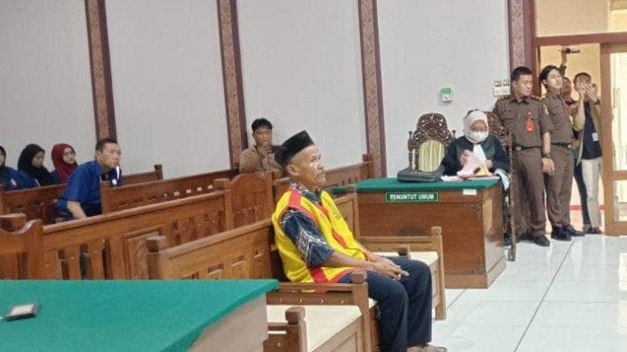 Kakek Suyatno saat menjalani sidang kasus dugaan pencurian ayam (Foto:Istimewa) Kakek Suyatno saat menjalani sidang kasus dugaan pencurian ayam (Foto:Istimewa)