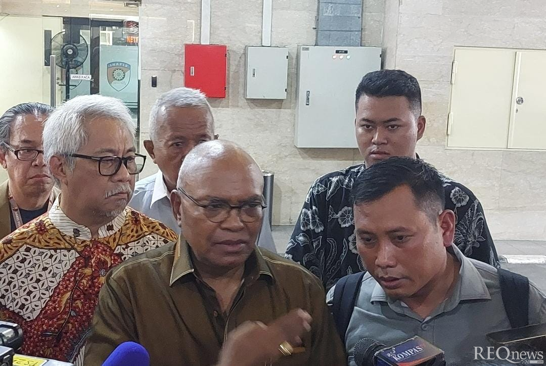 Staf Hasto PDIP, Kusnadi dan Kuasa Hukumnya Petrus Selestinus di Bareskrim Polri (Foto: Hastina/REQnews) Staf Hasto PDIP, Kusnadi dan Kuasa Hukumnya Petrus Selestinus di Bareskrim Polri (Foto: Hastina/REQnews)