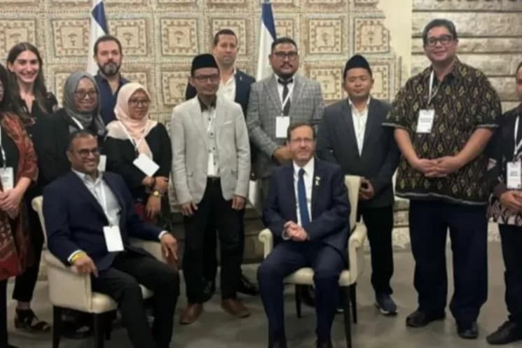 Heboh 5 Tokoh Muda Nahdliyin Temui Presiden Israel Isaac Herzog. (Foto: Instagram @undercover.id) Heboh 5 Tokoh Muda Nahdliyin Temui Presiden Israel Isaac Herzog. (Foto: Instagram @undercover.id)