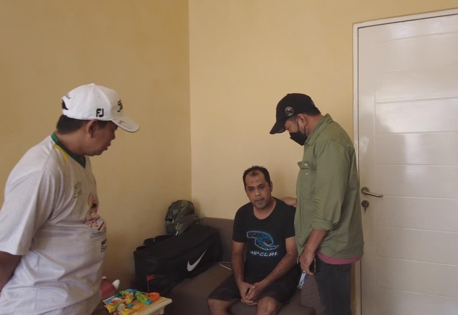 Satgas SIRI Kejaksaan Agung menangkap buronan kasus penipuan bernama Firman Ageng Pamenang di Sidoarjo, Jawa Timur (Foto: Kejaksaan) Satgas SIRI Kejaksaan Agung menangkap buronan kasus penipuan bernama Firman Ageng Pamenang di Sidoarjo, Jawa Timur (Foto: Kejaksaan)