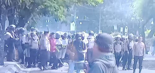 Demo Mahasiswa di Gedung DPRD Jawa Tengah di Semarang Berlangsung Ricuh (Foto:tangkapan Layar) Demo Mahasiswa di Gedung DPRD Jawa Tengah di Semarang Berlangsung Ricuh (Foto:tangkapan Layar)