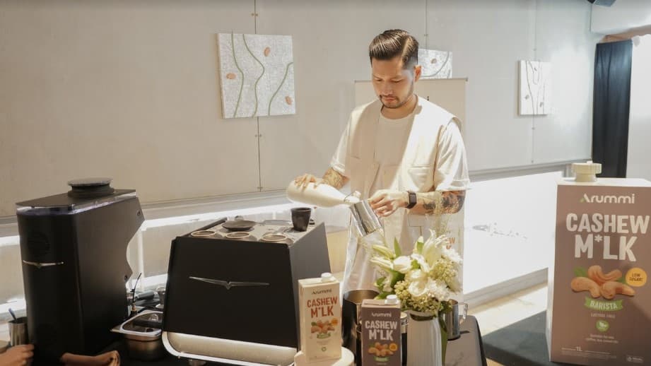 Kolaborasi Ciamik Juara Dunia Barista 2024 Mikael Jasin dengan Arummi Cashew Milk dan Titik Temu Coffee. Kolaborasi Ciamik Juara Dunia Barista 2024 Mikael Jasin dengan Arummi Cashew Milk dan Titik Temu Coffee.