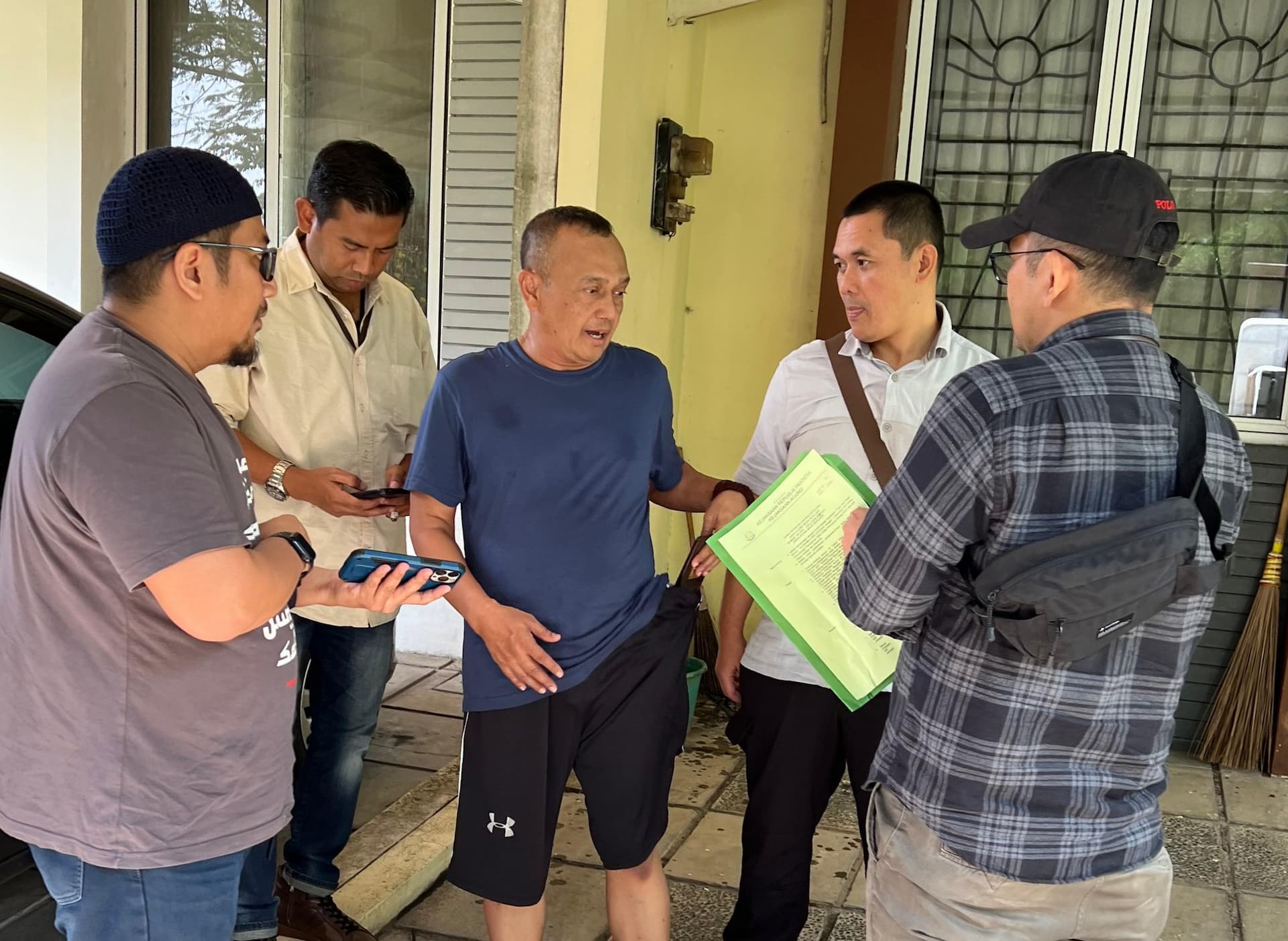 Satgas SIRI Kejaksaan Agung menangkap buronan kasus penyelundupan ekspor kayu olahan di Serpong (Foto: Kejaksaan) Satgas SIRI Kejaksaan Agung menangkap buronan kasus penyelundupan ekspor kayu olahan di Serpong (Foto: Kejaksaan)