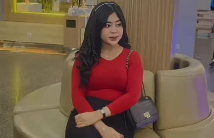 Sosok Resti Widia yang mayatnya ditemukan dalam lemari kamar kos di Jambi Selatan. Sosok Resti Widia yang mayatnya ditemukan dalam lemari kamar kos di Jambi Selatan.