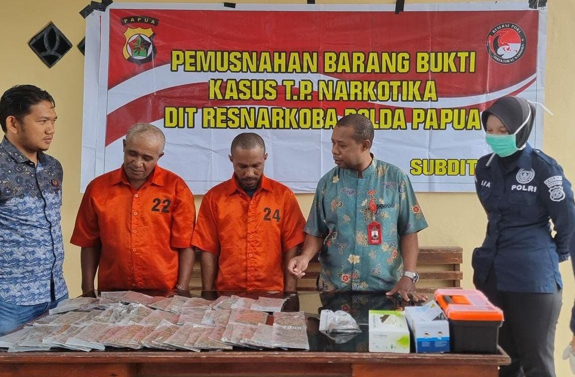 Polda Papua memusnahkan barang bukti narkoba (Foto: Polda Papua) Polda Papua memusnahkan barang bukti narkoba (Foto: Polda Papua)