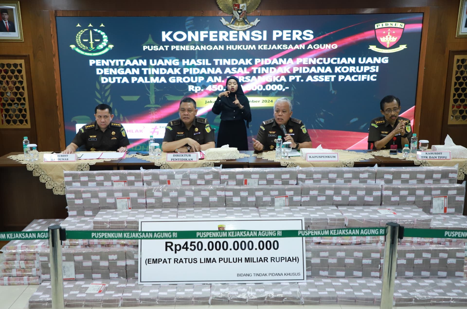 Penampakan uang Rp450 miliar yang disita terkait kasus Duta Palma Group, di Kabupaten Indra Giri Hulu. Penampakan uang Rp450 miliar yang disita terkait kasus Duta Palma Group, di Kabupaten Indra Giri Hulu.