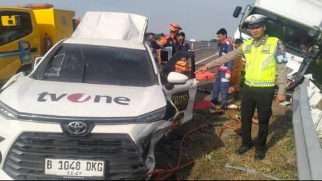 Kecelakaan Maut Mobil Kru TV One Vs Truk di Tol Pemalang. Kecelakaan Maut Mobil Kru TV One Vs Truk di Tol Pemalang.
