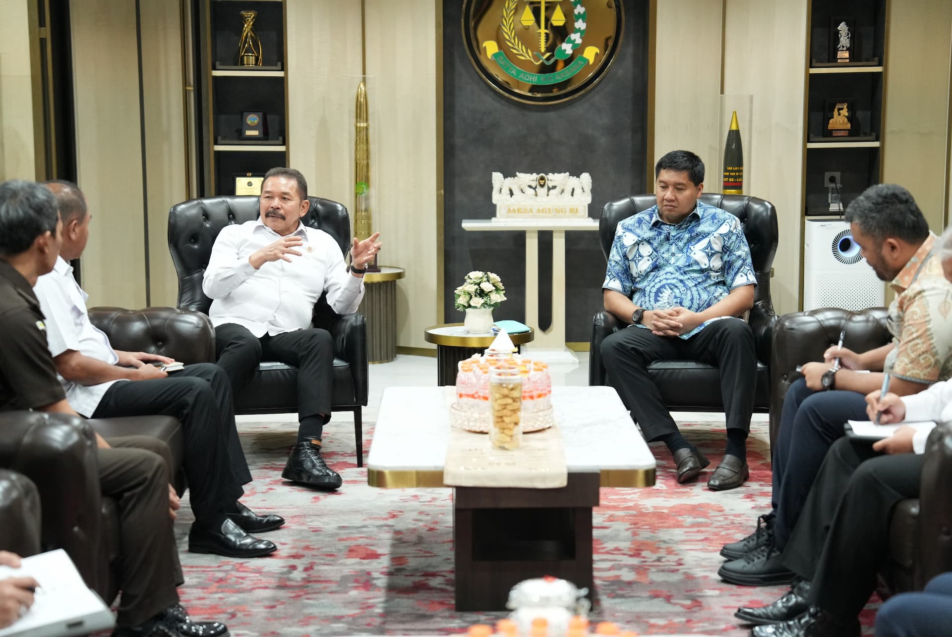 Jaksa Agung RI ST Burhanuddin dan Menteri Perumahan dan Kawasan Permukiman RI Maruarar Sirait di Kejaksaan Agung (Foto: Kejaksaan) Jaksa Agung RI ST Burhanuddin dan Menteri Perumahan dan Kawasan Permukiman RI Maruarar Sirait di Kejaksaan Agung (Foto: Kejaksaan)