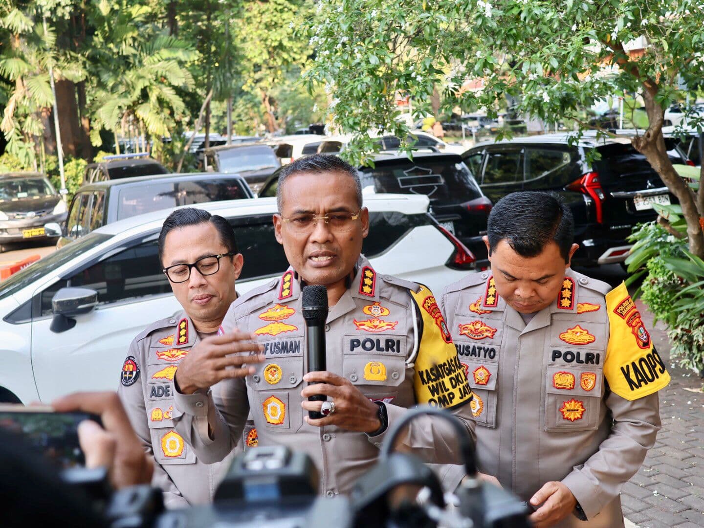 Kabid Humas Polda Metro Jaya Kombes Ade Ary Syam Indradi dan Dirlantas Polda Metro Jaya Kombes Latif Usman (Foto: Istimewa) Kabid Humas Polda Metro Jaya Kombes Ade Ary Syam Indradi dan Dirlantas Polda Metro Jaya Kombes Latif Usman (Foto: Istimewa)