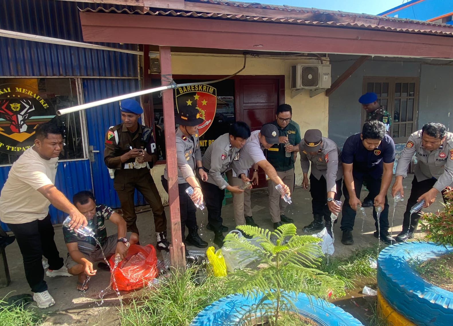 Penemuan 36 liter miras di KM Siramau di Merauke (Foto: Polri) Penemuan 36 liter miras di KM Siramau di Merauke (Foto: Polri)