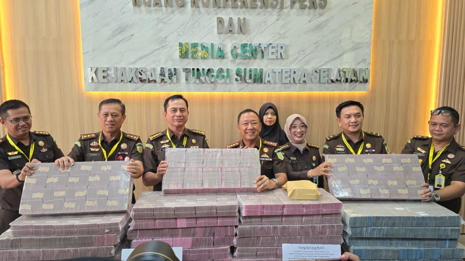 Bukti uang dugaan korupsi proyek LRT Sumsel (Foto: Kejati Sumsel) Bukti uang dugaan korupsi proyek LRT Sumsel (Foto: Kejati Sumsel)