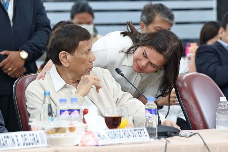 RODRIGO DAN SARA DUTERTE: Wapres Sara Duterte berbicara dengan ayahnya; mantan presiden Filipina Rodrigo Duterte di sela sidang parlemen 14 November 2024. Sara Duterte hadir menyaksikan jalannya sidang. Foto: Philippines Star RODRIGO DAN SARA DUTERTE: Wapres Sara Duterte berbicara dengan ayahnya; mantan presiden Filipina Rodrigo Duterte di sela sidang parlemen 14 November 2024. Sara Duterte hadir menyaksikan jalannya sidang. Foto: Philippines Star