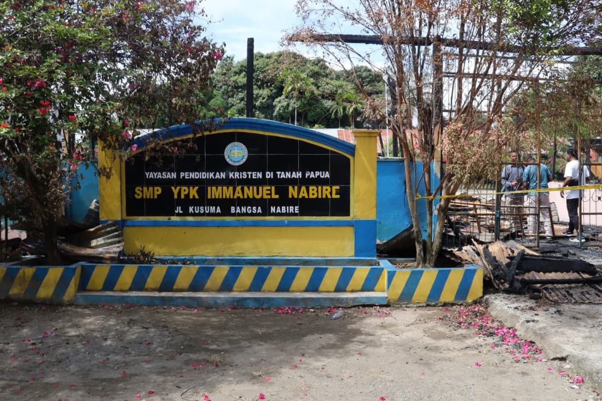 Kebakaran di SMP YPK Immanuel Oyehe, Nabire (Foto: Istimewa) Kebakaran di SMP YPK Immanuel Oyehe, Nabire (Foto: Istimewa)