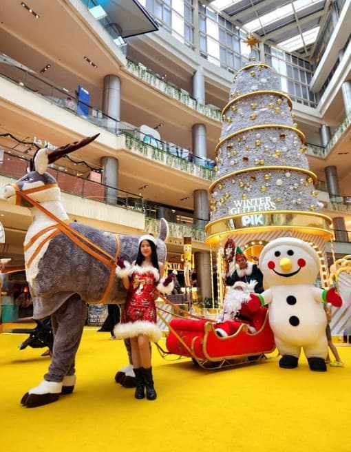 PIK Avenue siap menyambut kalian dengan acara seru sepanjang liburan di Winter Glitters. PIK Avenue siap menyambut kalian dengan acara seru sepanjang liburan di Winter Glitters.