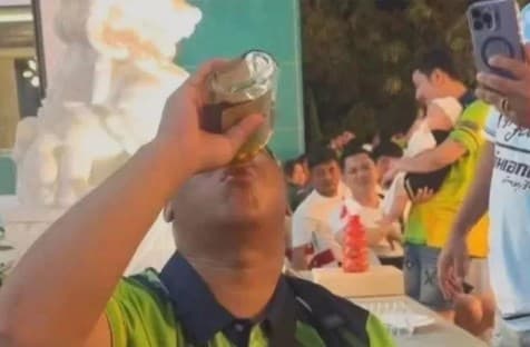 Detik-detik Konten Kreator Tewas Usai Tenggak Satu Botol Miras Demi Saweran. Detik-detik Konten Kreator Tewas Usai Tenggak Satu Botol Miras Demi Saweran.