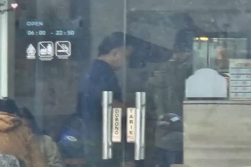 Geger Foto Pria Diduga Ivan Sugianto Lagi Asyik Nongkrong di Kedai Kopi. (Foto: X/@LexWu_13) Geger Foto Pria Diduga Ivan Sugianto Lagi Asyik Nongkrong di Kedai Kopi. (Foto: X/@LexWu_13)