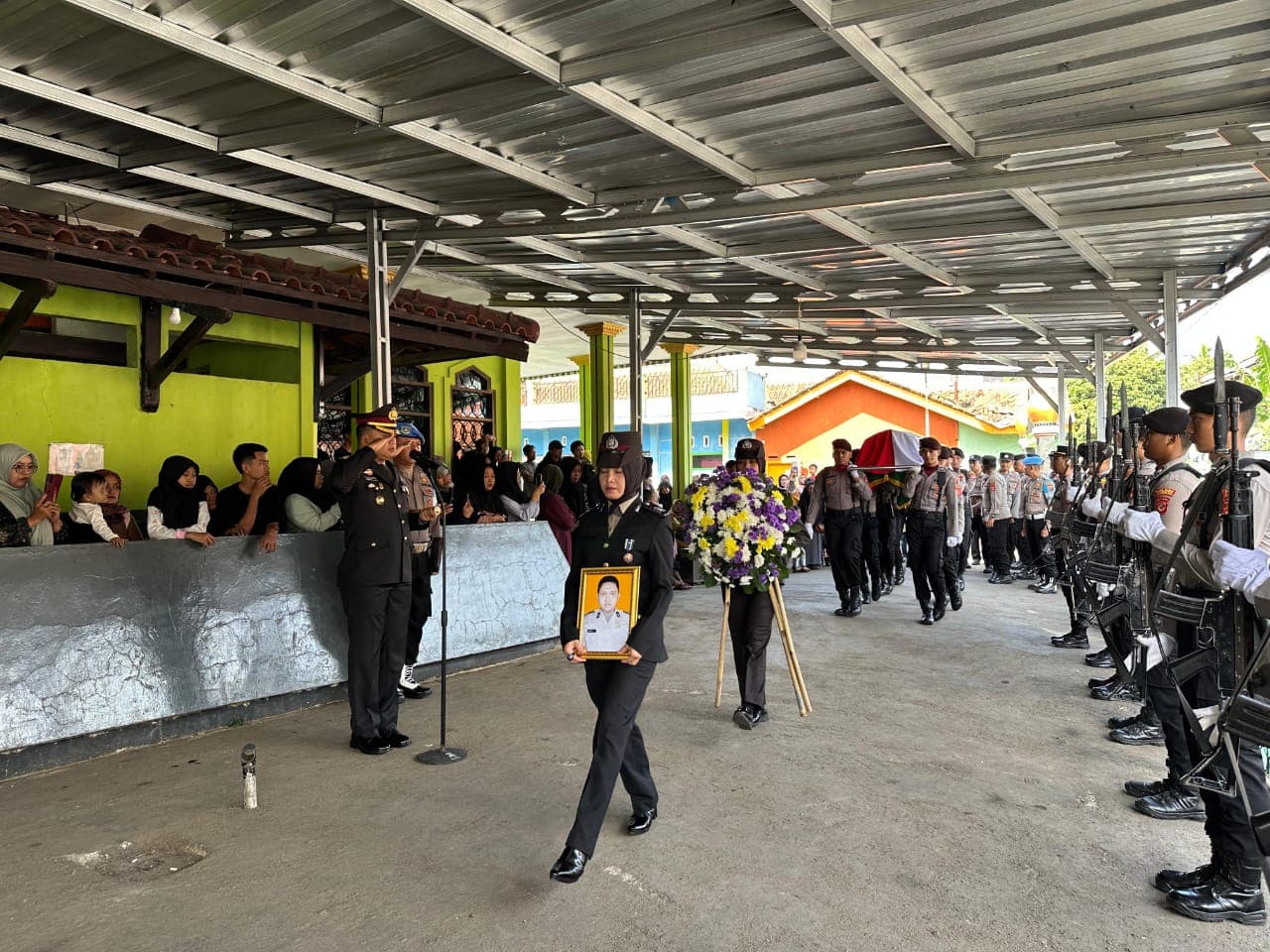 Upacara pemakaman almarhum Bripka Andithya Munartono (Foto: Istimewa) Upacara pemakaman almarhum Bripka Andithya Munartono (Foto: Istimewa)