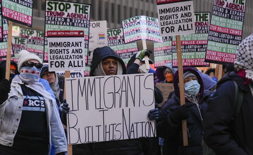 Pengunjuk rasa anti Donald Trump berunjuk rasa sejumlah isu, termasuk hak-hak imigran, di hari pelantikan Presiden, Senin, 20 Januari 2025, Foto AP-Erin Hooley Pengunjuk rasa anti Donald Trump berunjuk rasa sejumlah isu, termasuk hak-hak imigran, di hari pelantikan Presiden, Senin, 20 Januari 2025, Foto AP-Erin Hooley