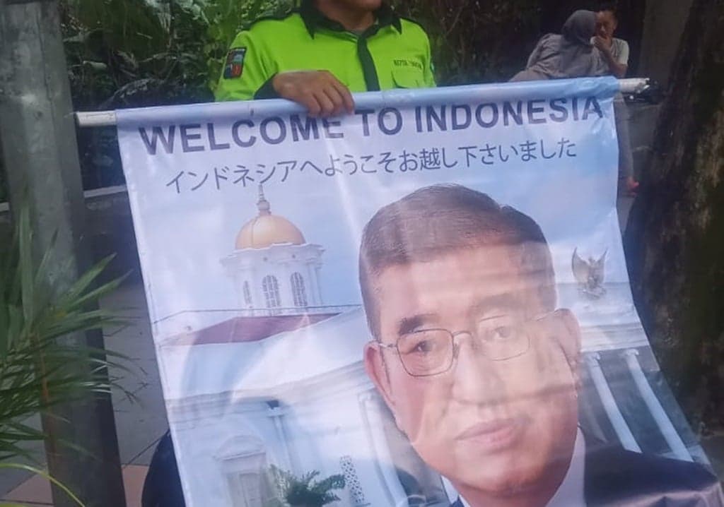 Banner selamat datang yang dibawa pulang PM Jepang usai pertemuan dengan Presiden Prabowo diIstana Bogor (Foto: Istimewa) Banner selamat datang yang dibawa pulang PM Jepang usai pertemuan dengan Presiden Prabowo diIstana Bogor (Foto: Istimewa)