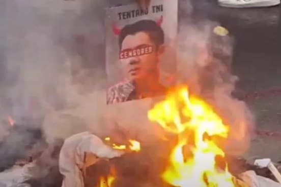Viral Aksi Mahasiswa Bakar Poster Mayor Teddy Saat Demo 'Indonesia Gelap'. (Foto: X/NalarPolitik) Viral Aksi Mahasiswa Bakar Poster Mayor Teddy Saat Demo 'Indonesia Gelap'. (Foto: X/NalarPolitik)