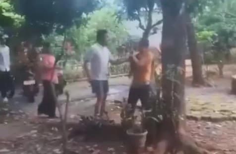 Viral Oknum Kades di Karawang Diduga Serobot Tanah Warga. (Foto: X/@bacottetangga__) Viral Oknum Kades di Karawang Diduga Serobot Tanah Warga. (Foto: X/@bacottetangga__)