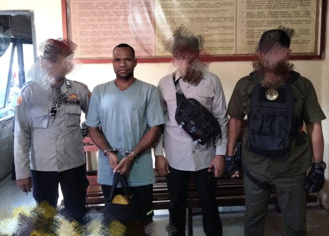 Anggota KKB tersangka penembakan Brigadir Iqbal, Nikson Matuan alias Okoni Siep diserahkan ke Jaksa Penuntut Umum (JPU) (Foto: Istimewa) Anggota KKB tersangka penembakan Brigadir Iqbal, Nikson Matuan alias Okoni Siep diserahkan ke Jaksa Penuntut Umum (JPU) (Foto: Istimewa)