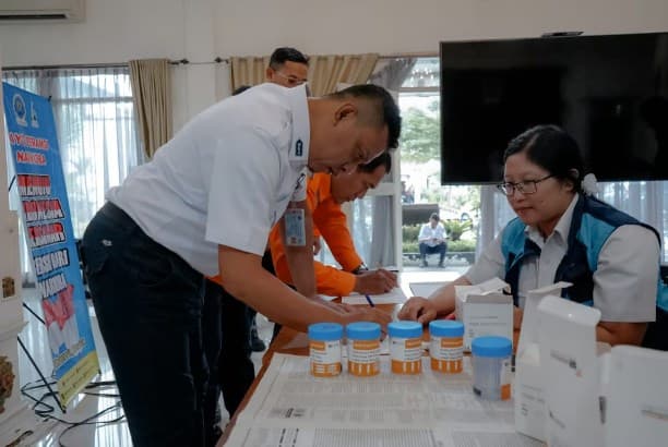 KAI Pastikan Keselamatan dengan Tes Narkoba kepada Awak Sarana Perkeretaapian. KAI Pastikan Keselamatan dengan Tes Narkoba kepada Awak Sarana Perkeretaapian.