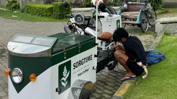 Inovasi Baru Mahasiswa ITS, Kopi Sorgtime Keliling Hadir dengan Sepeda Listrik. Inovasi Baru Mahasiswa ITS, Kopi Sorgtime Keliling Hadir dengan Sepeda Listrik.