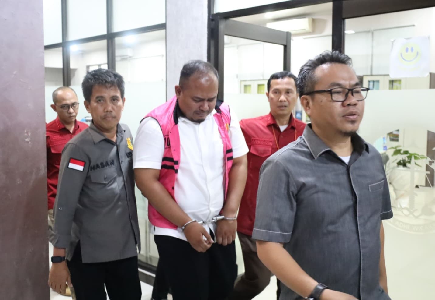 Tersangka dugaan korupsi kegiatan pekerjaan jasa layanan pengangkutan dan pengelolaan sampah di Dinas Lingkungan Hidup dan Kebersihan (DLHK) Kota Tangerang Selatan Pada Tahun 2024 (Foto: Kejati Banten) Tersangka dugaan korupsi kegiatan pekerjaan jasa layanan pengangkutan dan pengelolaan sampah di Dinas Lingkungan Hidup dan Kebersihan (DLHK) Kota Tangerang Selatan Pada Tahun 2024 (Foto: Kejati Banten)