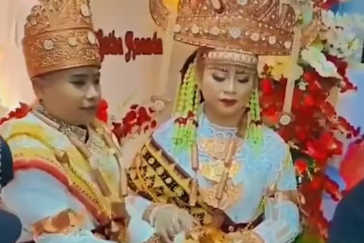 Geger Pasangan LGBT Nikah Pakai Adat Lampung, Diduga TKW di Hong Kong. (Foto: Twitter/@lagihitsid) Geger Pasangan LGBT Nikah Pakai Adat Lampung, Diduga TKW di Hong Kong. (Foto: Twitter/@lagihitsid)