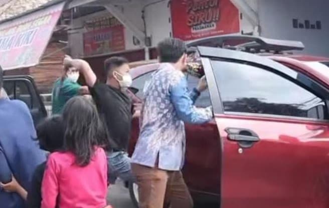 Detik-detik Pengantin Pria Dibacok OTK Saat Hendak Akad Nikah di Palembang. (Foto: iNews) Detik-detik Pengantin Pria Dibacok OTK Saat Hendak Akad Nikah di Palembang. (Foto: iNews)