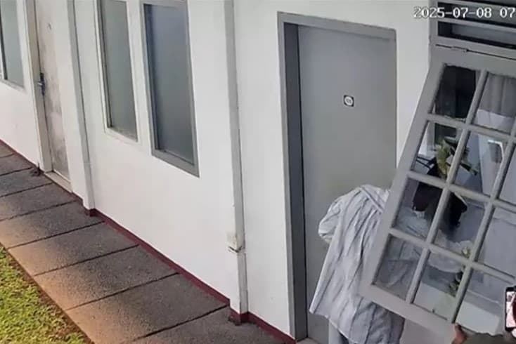 Tewasnya Arya Daru Pangayunan Tinggalkan Banyak Kejanggalan, Salah Satunya Arah CCTV Pintu Kamar Kos yang Diduga Bergeser. Tewasnya Arya Daru Pangayunan Tinggalkan Banyak Kejanggalan, Salah Satunya Arah CCTV Pintu Kamar Kos yang Diduga Bergeser.