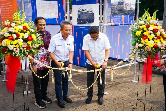 UI dan KAI Gelar Pameran Arsip 2025: "Stasiun UI, Buku, Pesta Kereta, dan Cinta". UI dan KAI Gelar Pameran Arsip 2025: "Stasiun UI, Buku, Pesta Kereta, dan Cinta".