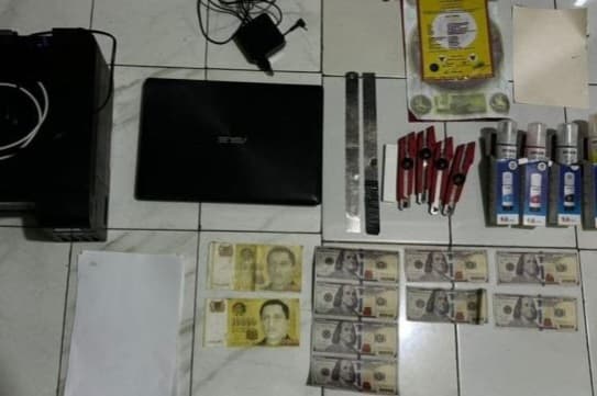Pengungkapan kasus peredaran uang dolar palsu di Tangerang, Banten (Foto: Polri) Pengungkapan kasus peredaran uang dolar palsu di Tangerang, Banten (Foto: Polri)