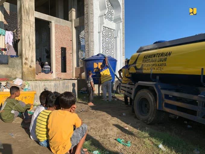 Atasi Krisis Air Bersih Pengungsi Aceh, Kementerian PU Kerahkan Tim Tanggap Darurat dan Prasarana Air Bersih. Atasi Krisis Air Bersih Pengungsi Aceh, Kementerian PU Kerahkan Tim Tanggap Darurat dan Prasarana Air Bersih.